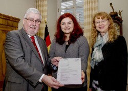 Von links: Landtagspräsident Joachim Mertes, Kommissionsvorsitzende Pia Schellhammer, Landtagsdirektorin Ursula Molka. Foto: Klaus Benz