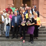 Blümchen für die Abgeordneten: die AWO Guntersblum mit Kathrin Anklam-Trapp und Pia Schellhammer vor dem Eingang zum Landtag am 28.05.2015