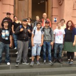 Vor dem Eingang zum Landtag: Klassenstufe 10 des DRK Berufsbildungswerks Worms mit der Landtagsabgeordneten Pia Schellhammer (rechts)